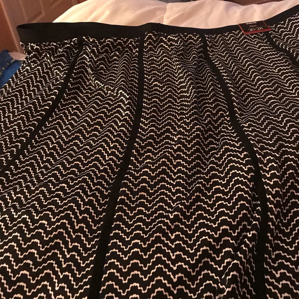 Avenue black and white skirt. NWT. 22.5” inches.